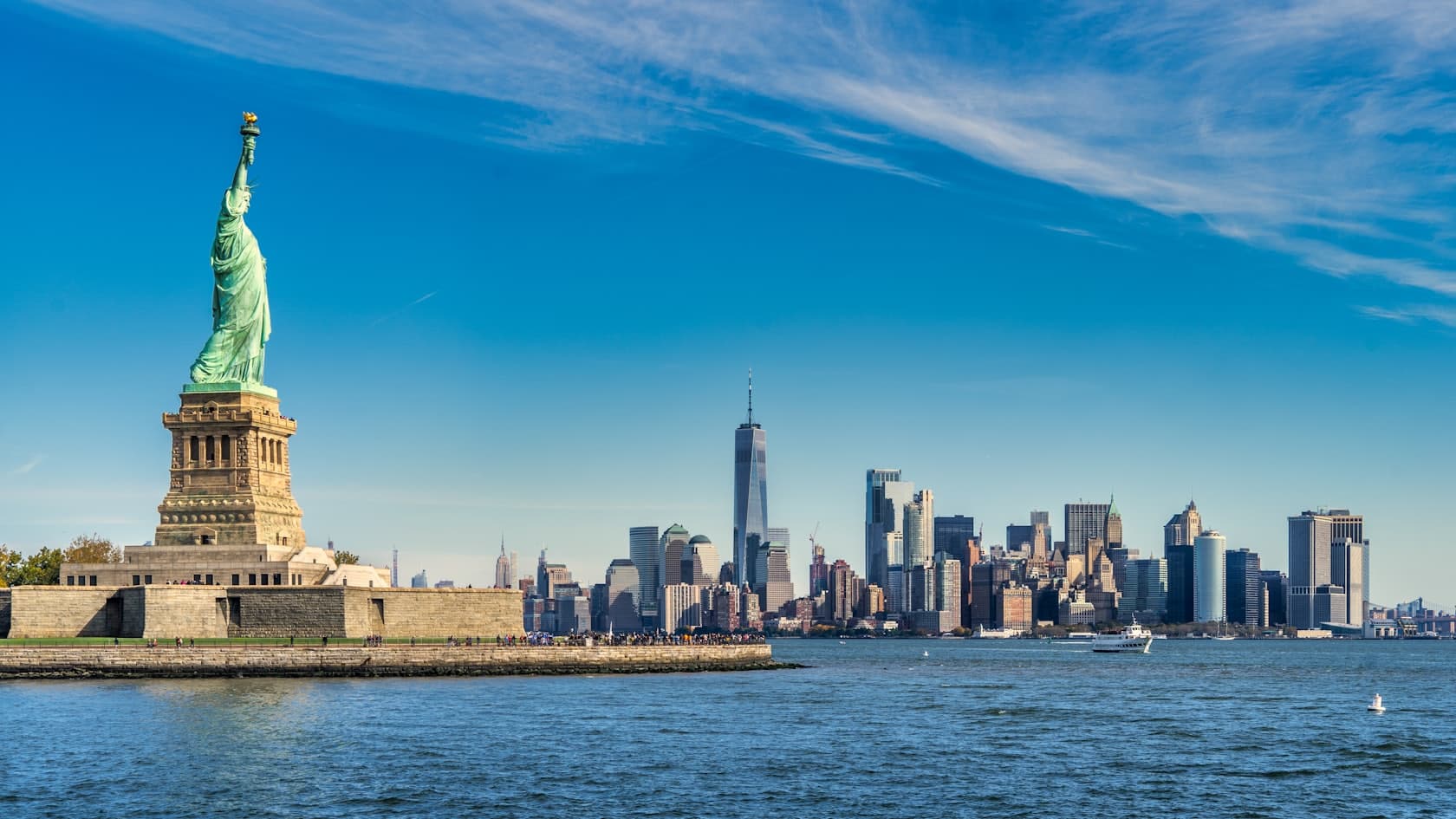 La Estatua de la Libertad al atardecer sobre Nueva York